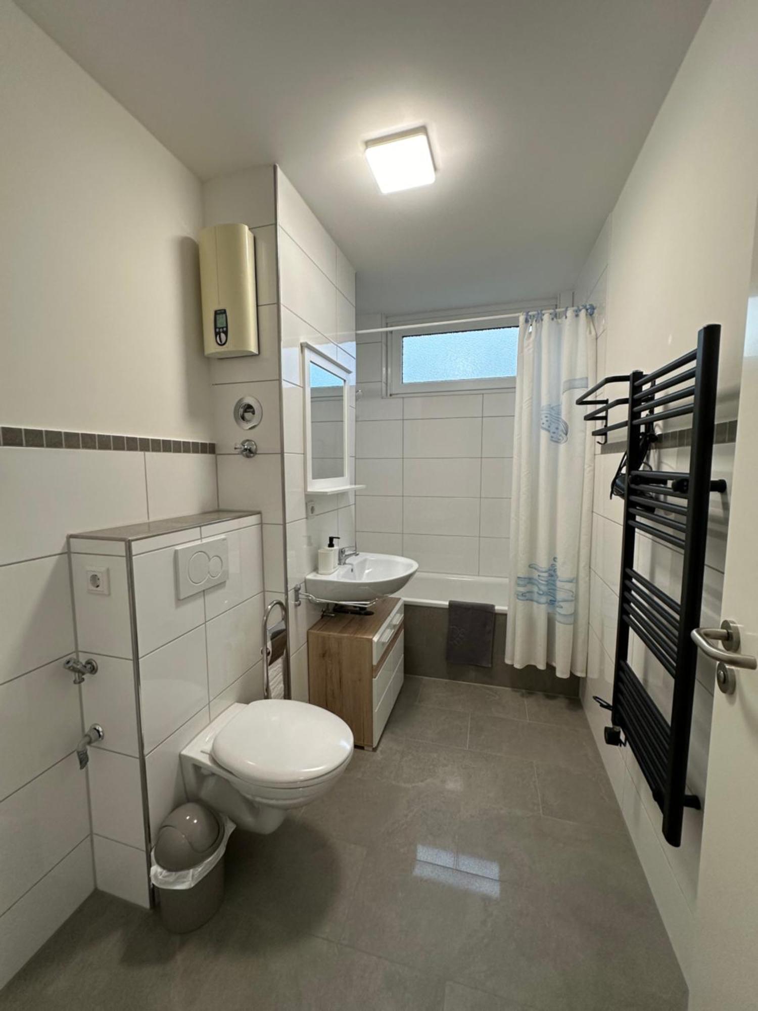 Olis Appartement In Нойс Екстериор снимка